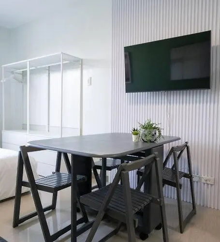 Apartamento Seaside Charm-cozy Retreat Shore 2 *